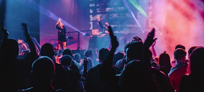 LEwin乐玩球迷社区互动广场热闹讨论场景